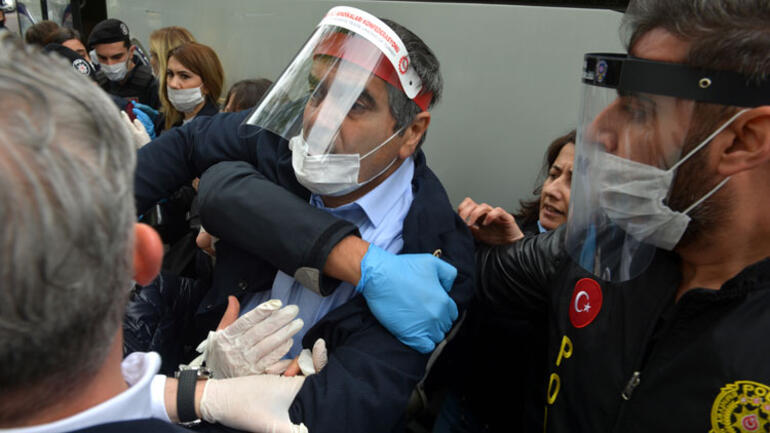Taksime yürümek isteyen gruba gözaltı