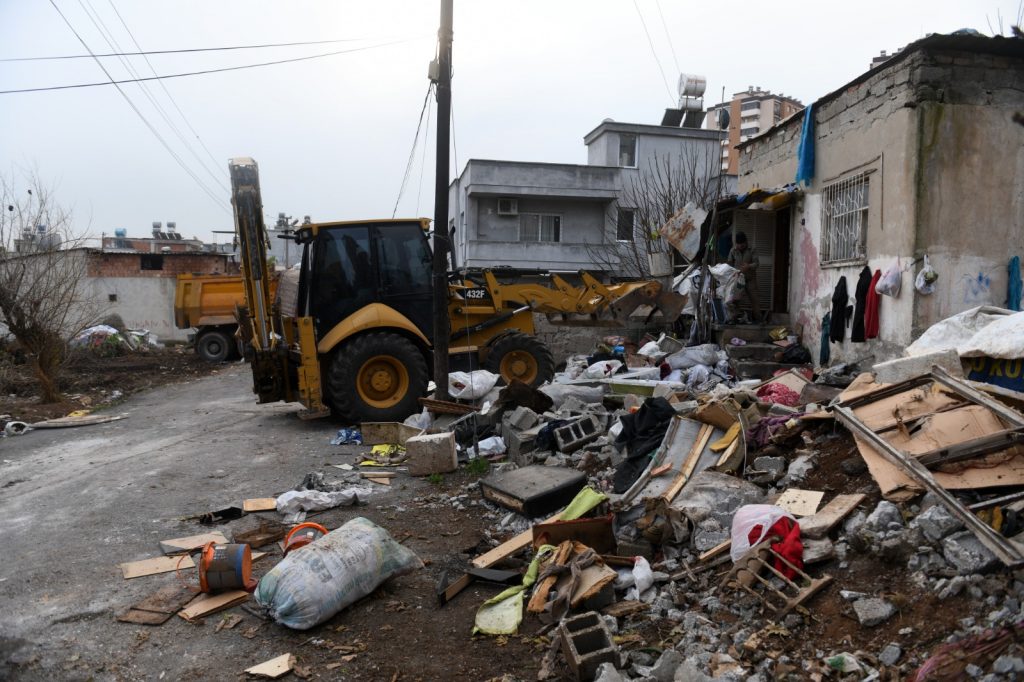 Bir Evden 5 Kamyon Çöp Çıkarıldı!