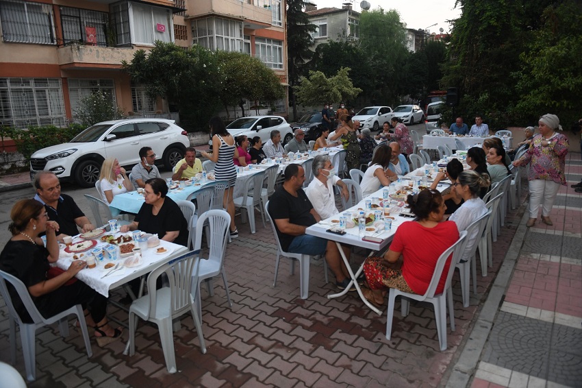 Başkan Özyiğit Pirireis Mahalle Sakinlerinin Dayanışma Yemeğine Katıldı