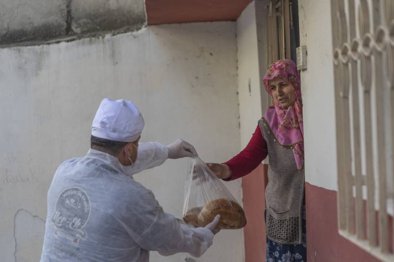 Ücretsiz Ekmek Dağıtımını Da Yasakladılar!