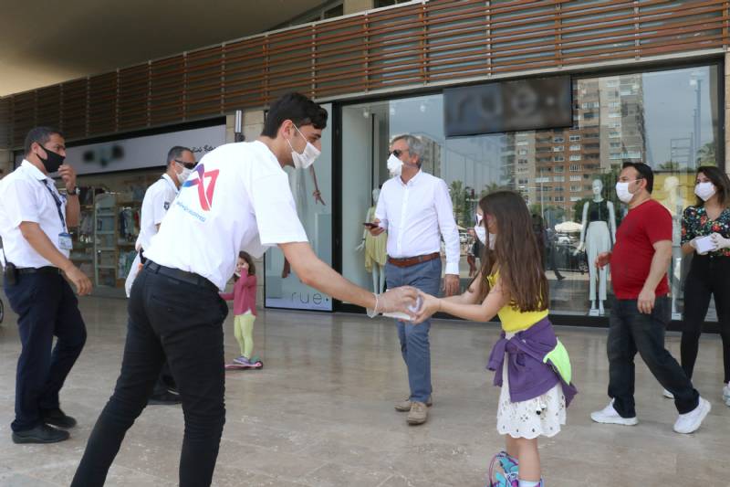 Büyükşehir’den Uzun Bir Aradan Sonra Sokağa Çıkan Çocuklara Hediye