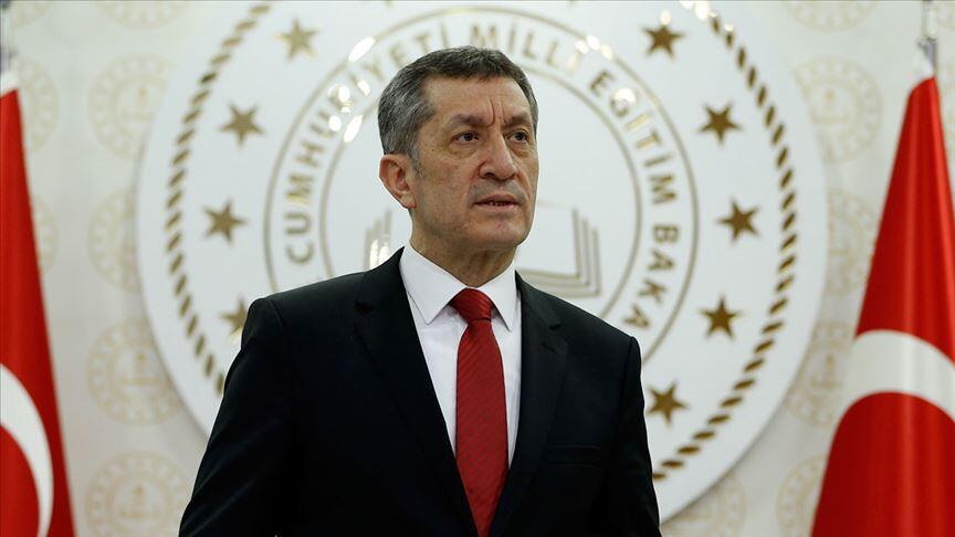 Bakan Selçuk: Maskemizi takarak başlayalım”