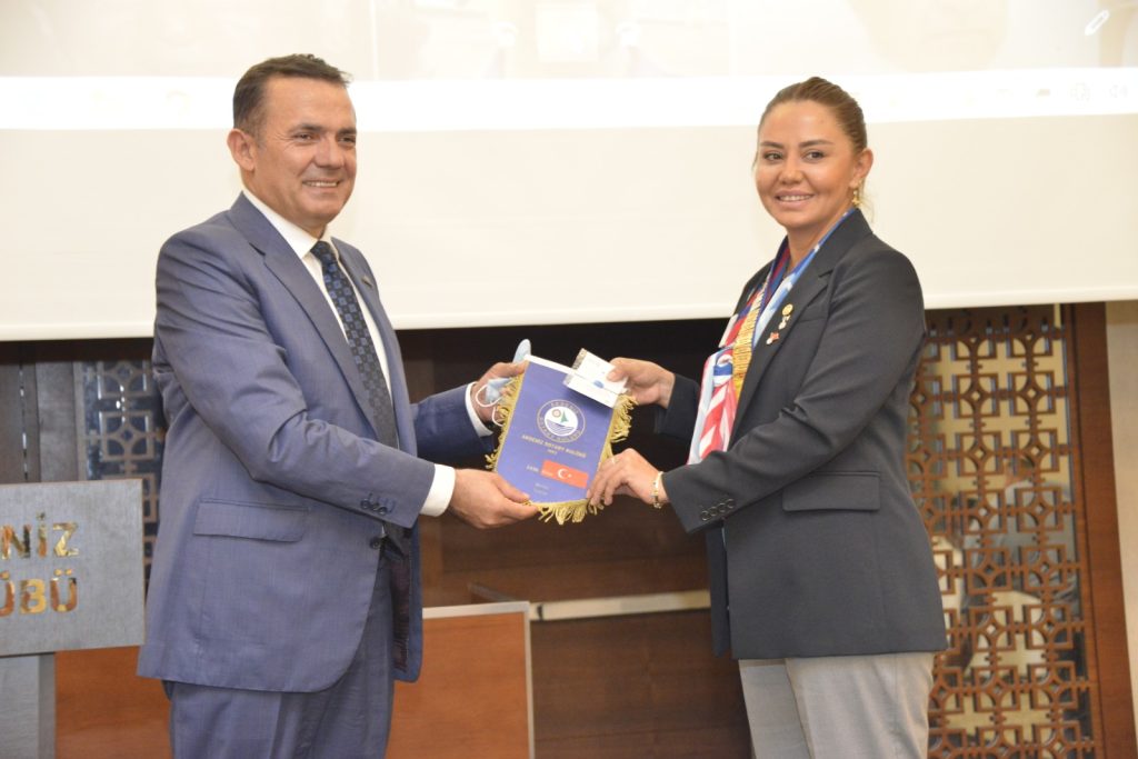 Akdeniz Rotary Kulübü’nden Başkan Özyiğit’e Plaket