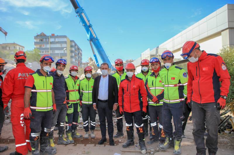 Vahap Seçer, İzmir’deki Vatandaşların Acısını Paylaştı