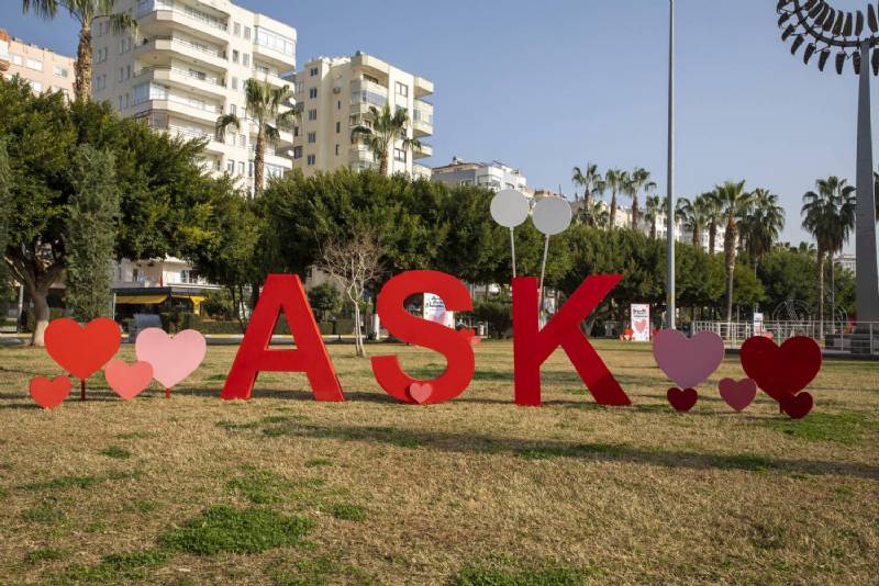 Mersin’de 14 Şubat Renkleri