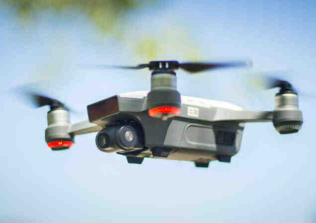 Yangında mahsur kalanları kurtarmak için drone yaptılar